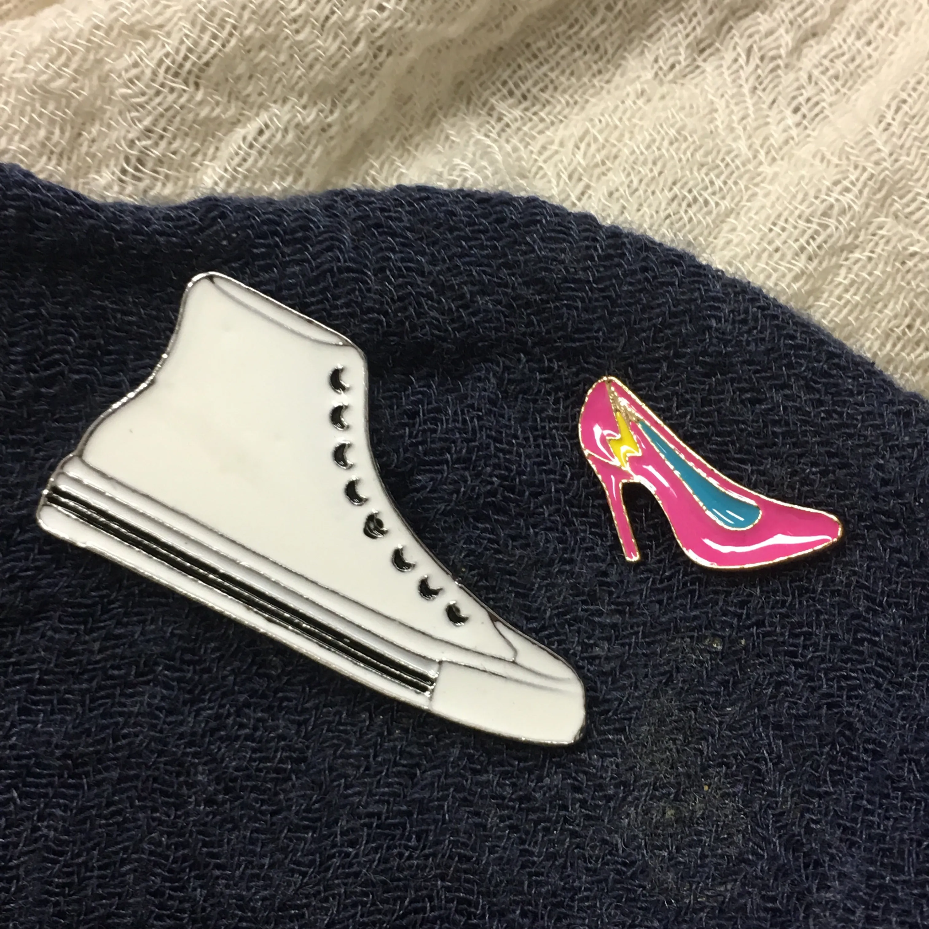 Sneaker Gym Schoen Emaille Pin Wit